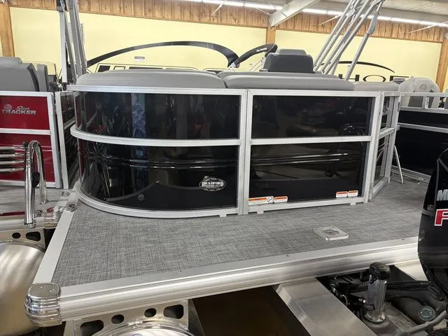 Slide: The Image of Sun Tracker Party Barge 20 DLX 2026 - 35