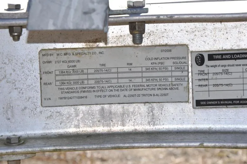 Slide: The Image of Label on Grady-White Seafarer 226, 2007 model, detailing tire and loading specifications. - 40