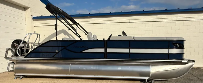 The Image of Bentley Pontoons Legacy 223 Swingback 2026 - 0