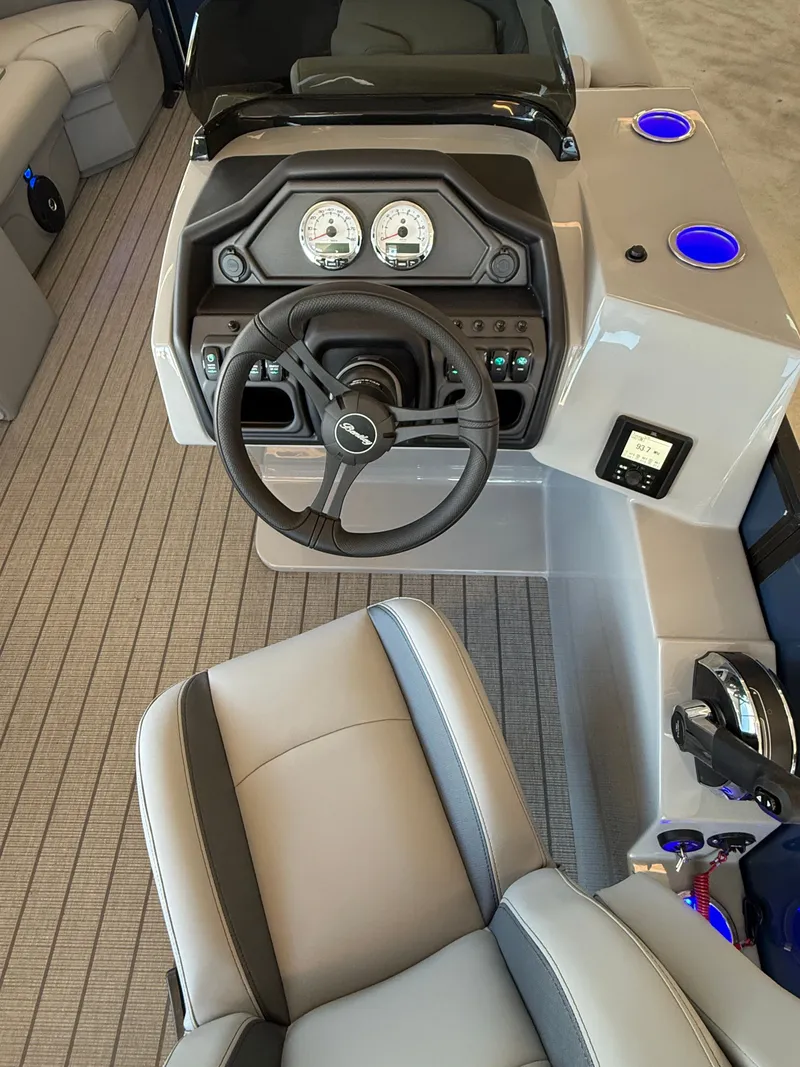 Slide: The Image of Bentley Pontoons Legacy 223 Swingback 2026 - 12