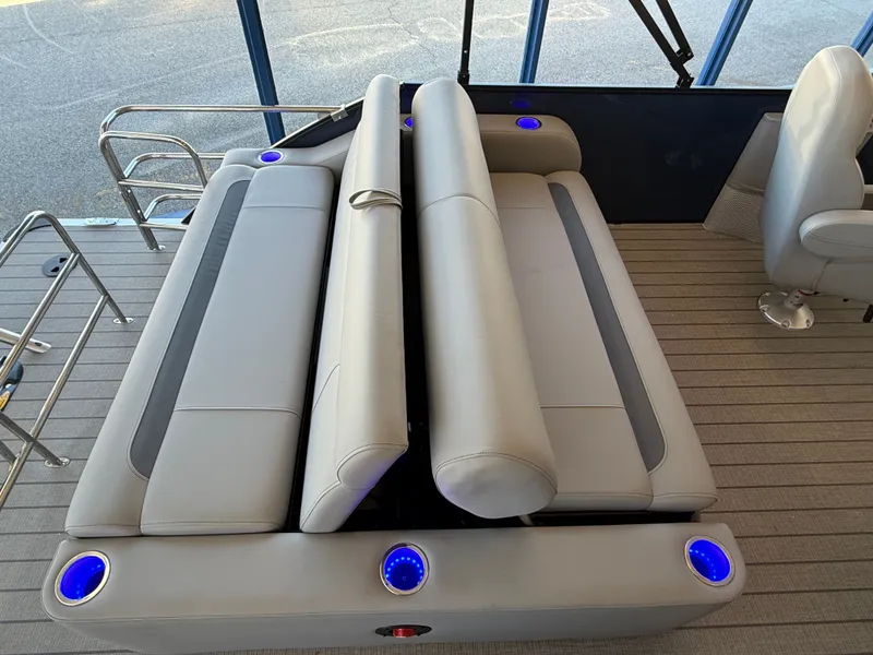 Slide: The Image of Bentley Pontoons Legacy 223 Swingback 2026 - 15