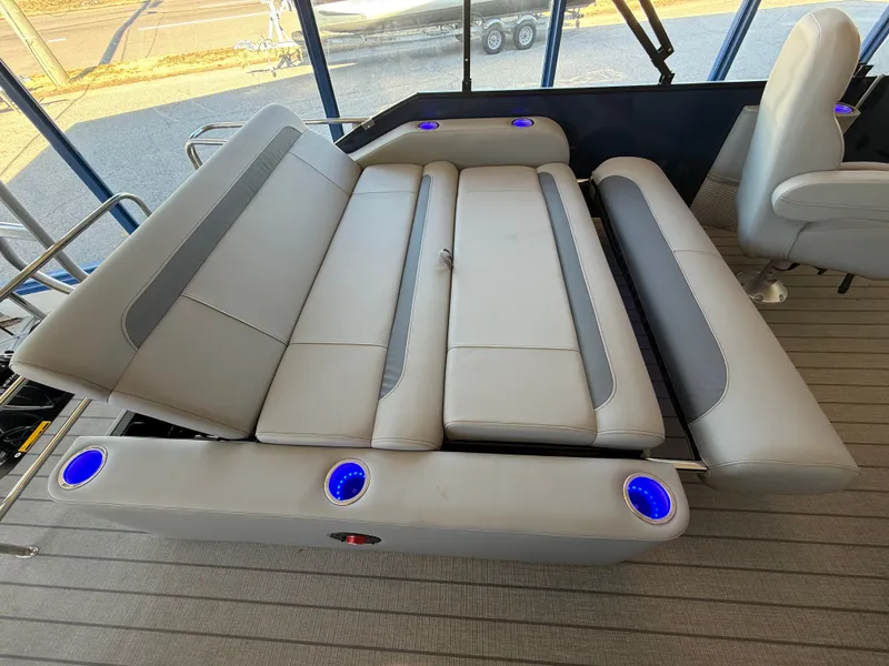 Slide: The Image of Bentley Pontoons Legacy 223 Swingback 2026 - 18