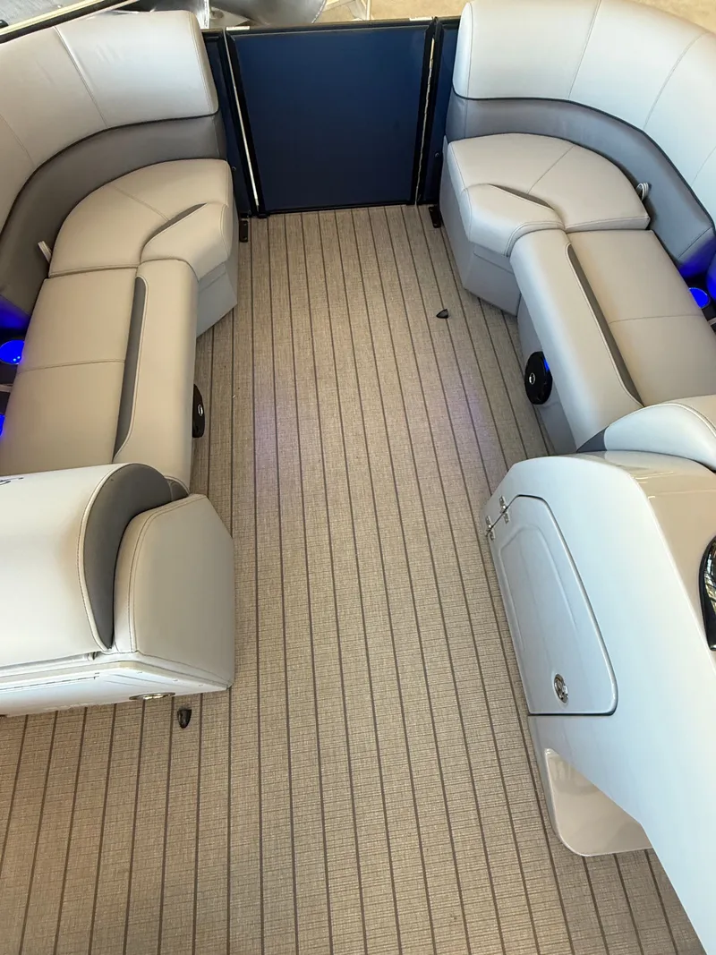 Slide: The Image of Bentley Pontoons Legacy 223 Swingback 2026 - 20