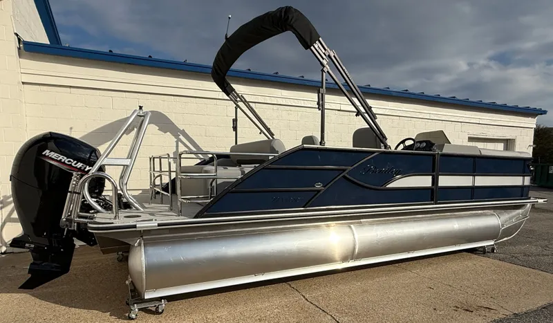 Slide: The Image of Bentley Pontoons Legacy 223 Swingback 2026 - 4