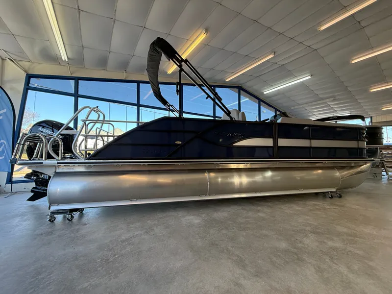Slide: The Image of Bentley Pontoons Legacy 223 Swingback 2026 - 5