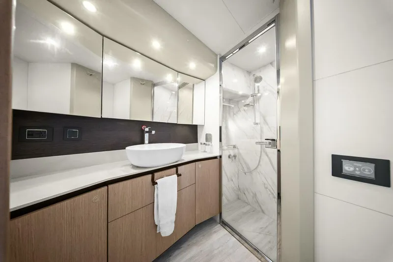 Slide: The Image of 2025 Absolute 48 Navetta - Head - 20