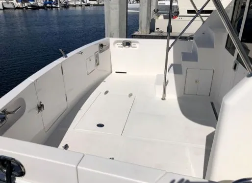 Slide: The Image of Ocean Alexander 45 CLASSICO 2005, spacious deck by the water. - 30