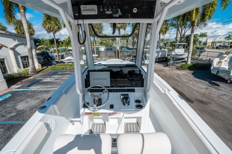 Slide: The Image of Sea Hunt Ultra 235 SE 2026 - 13