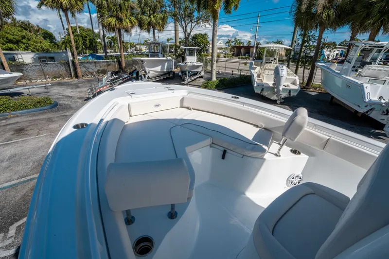 Slide: The Image of Sea Hunt Ultra 235 SE 2026 - 18