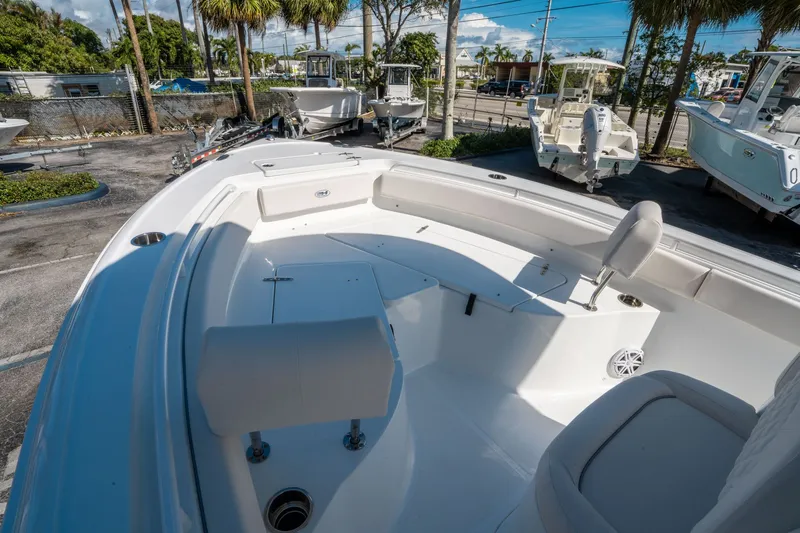 Slide: The Image of Sea Hunt Ultra 235 SE 2026 - 19