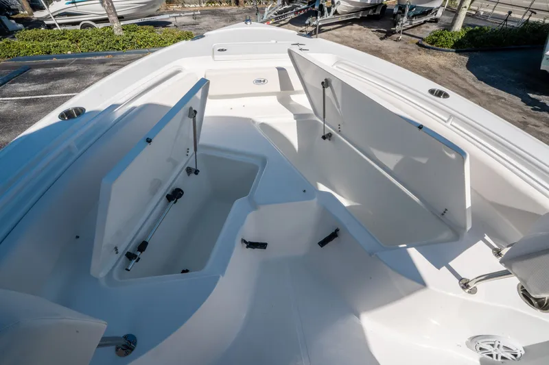 Slide: The Image of Sea Hunt Ultra 235 SE 2026 - 20