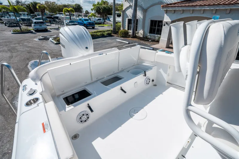 Slide: The Image of Sea Hunt Ultra 235 SE 2026 - 12