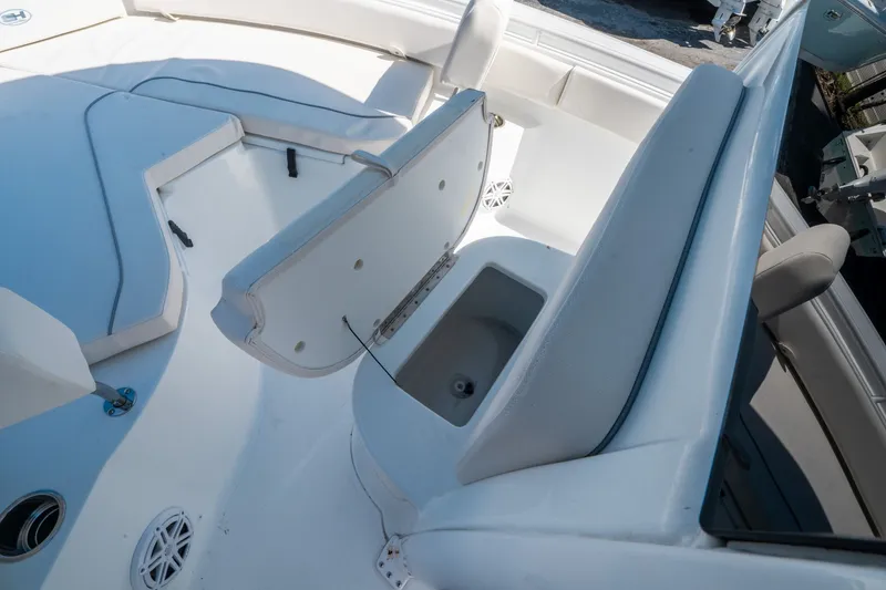 Slide: The Image of Sea Hunt Ultra 235 SE 2026 - 23