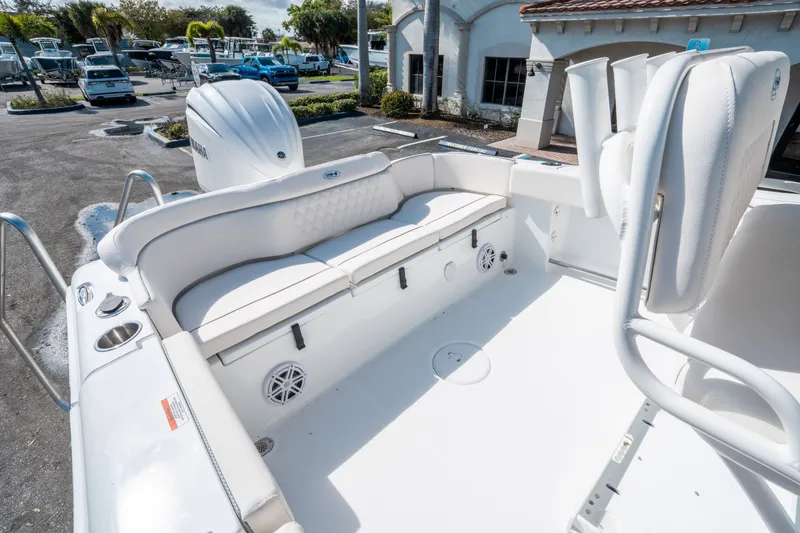 Slide: The Image of Sea Hunt Ultra 235 SE 2026 - 10