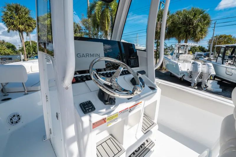 Slide: The Image of Sea Hunt Ultra 235 SE 2026 - 14