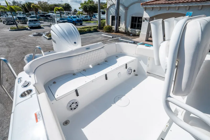 Slide: The Image of Sea Hunt Ultra 235 SE 2026 - 11