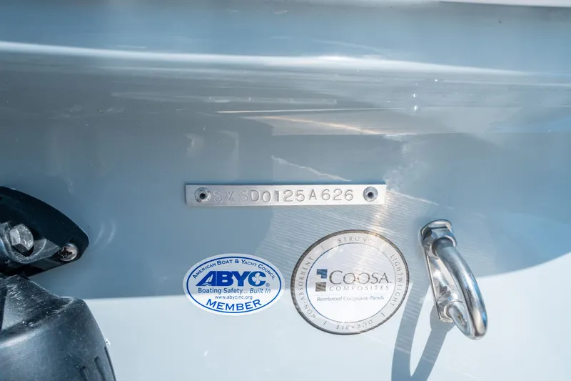 Slide: The Image of Sea Hunt Ultra 235 SE 2026 - 25