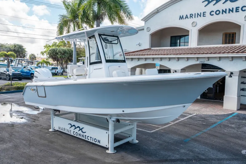 Slide: The Image of Sea Hunt Ultra 235 SE 2026 - 8