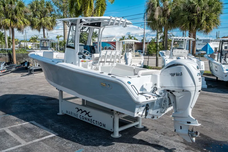 Slide: The Image of Sea Hunt Ultra 235 SE 2026 - 4