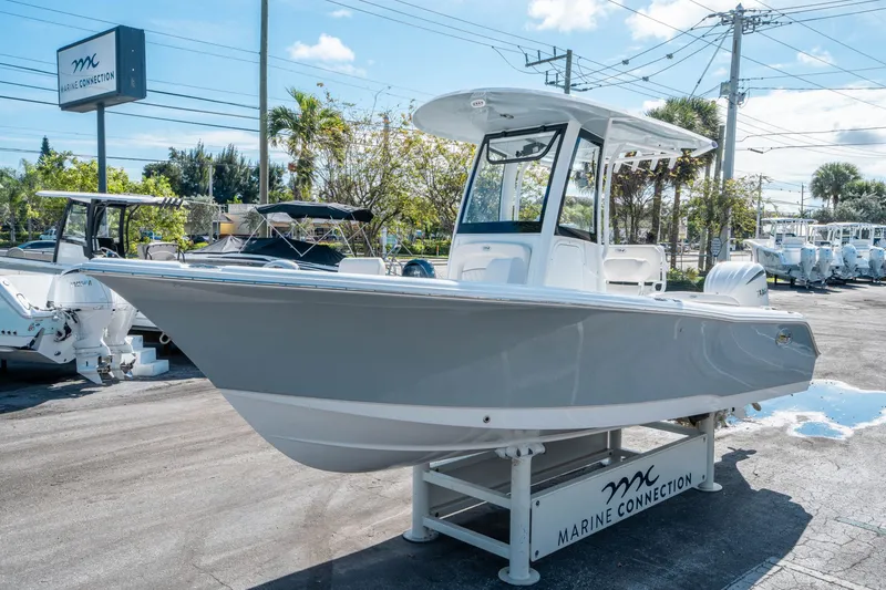 Slide: The Image of Sea Hunt Ultra 235 SE 2026 - 6