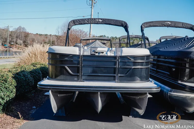 The Image of 2026 Bennington 22SSB SNAP pontoon boat at Lake Norman Marina. - 1