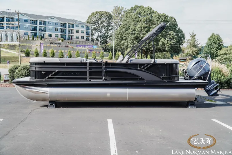 The Image of 2026 Bennington 22SSR pontoon boat displayed at Lake Norman Marina. - 1