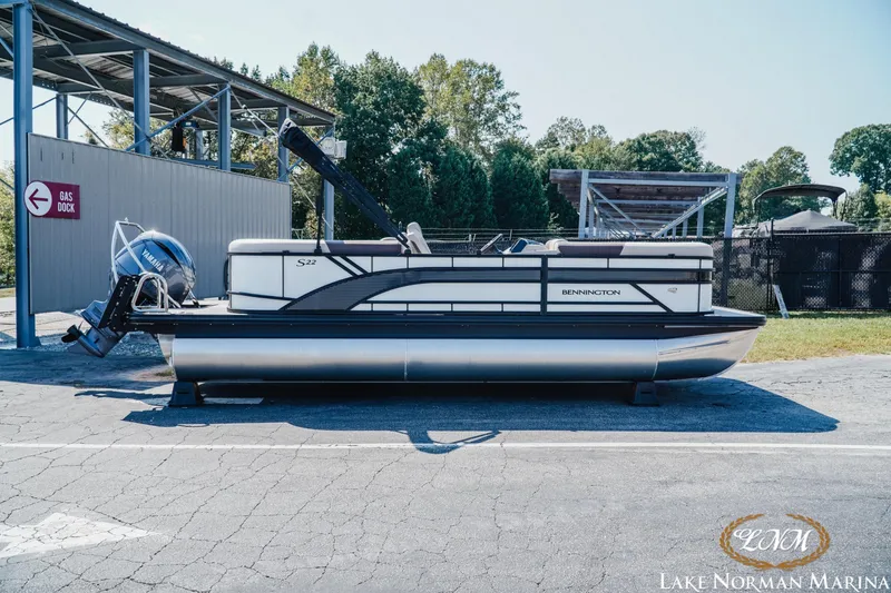 The Image of 2026 Bennington 22SSR pontoon boat at Lake Norman Marina gas dock. - 0