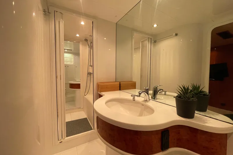 Slide: The Image of Portside master head and shower - 16