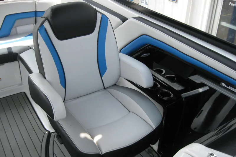 Slide: The Image of 2018 Yamaha Boats 242X E-Series interior with sleek, modern seating and cup holders. - 15