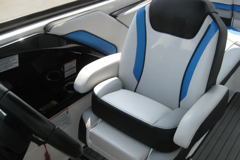 Slide: The Image of 2018 Yamaha Boats 242X E-Series captain's chair with blue and white upholstery. - 16