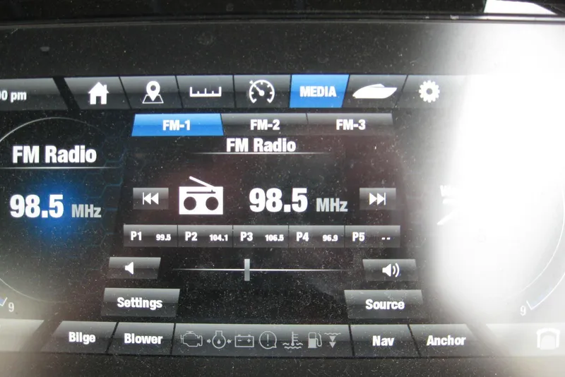 Slide: The Image of Yamaha Boats 2018 242X E-Series radio display showing FM 98.5 MHz. - 21