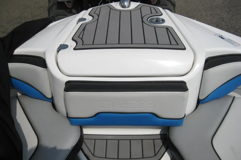Slide: The Image of 2018 Yamaha Boats 242X E-Series interior with gray and blue seating. - 29