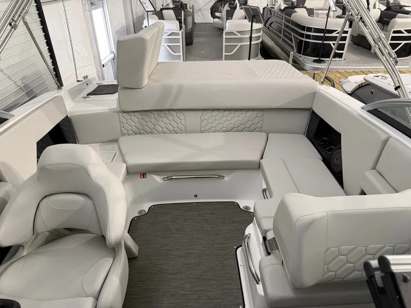 Slide: The Image of Four Winns H Series H2 I/O Freedom 2026 - 6