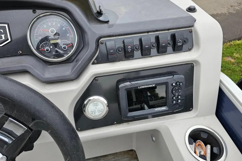 Slide: The Image of Dashboard of 2022 Sweetwater 2286 SFL boat with gauges and Lowrance device. - 10