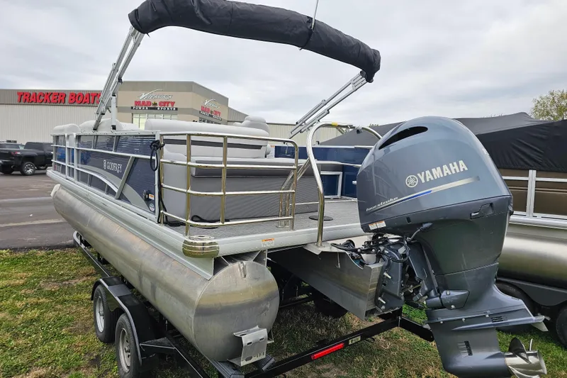 Slide: The Image of 2022 Sweetwater 2286 SFL pontoon boat with Yamaha motor on trailer at dealership. - 3