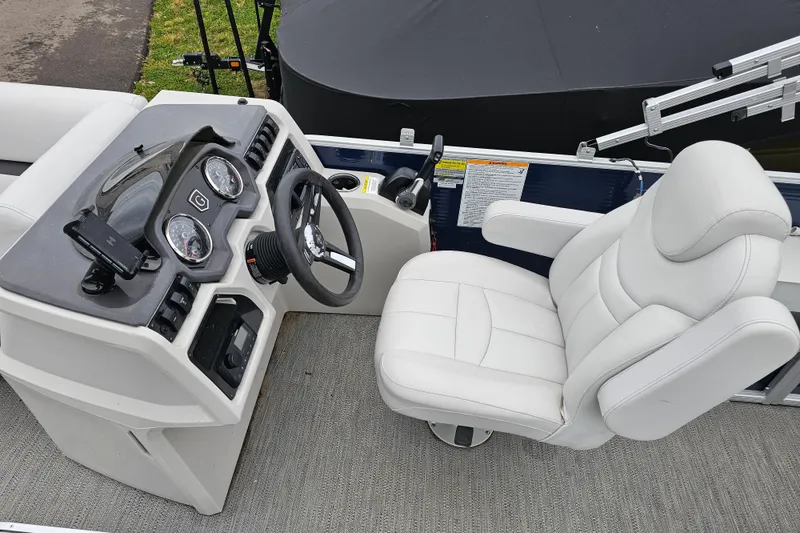 Slide: The Image of 2022 Sweetwater 2286 SFL boat interior with steering console and white captain's chair. - 8
