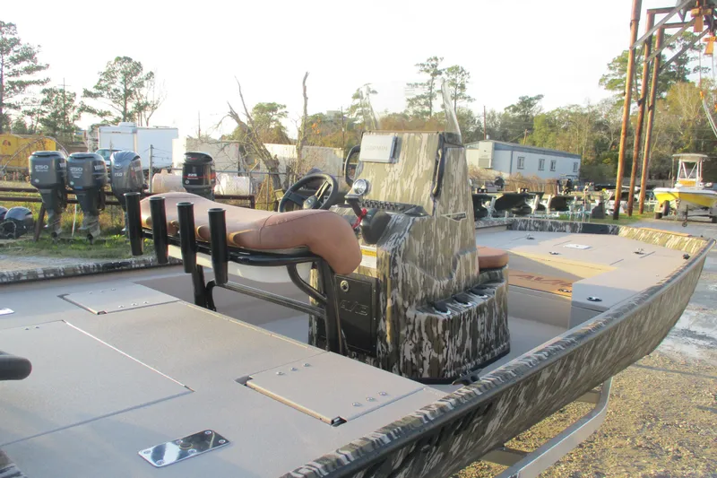 Slide: The Image of Avid 21 Recon ST 2026 boat with camo design and modern console. - 4