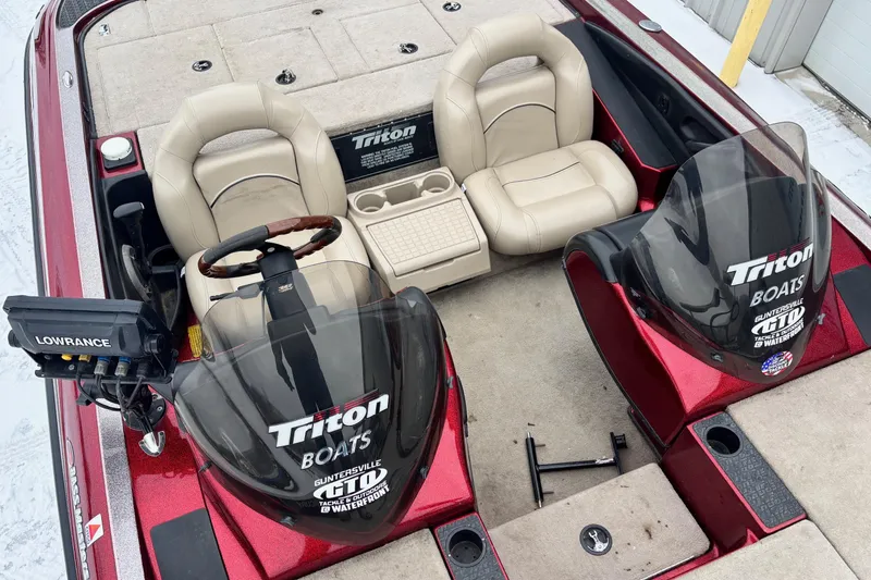 Slide: The Image of 2004 Triton Tr-20XDC boat interior with dual seats and Lowrance equipment. - 12