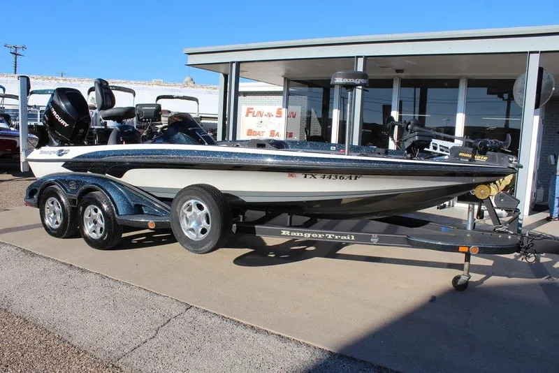 The Image of 2007 Ranger Z20 Comanche boat on trailer outside dealership. - 1