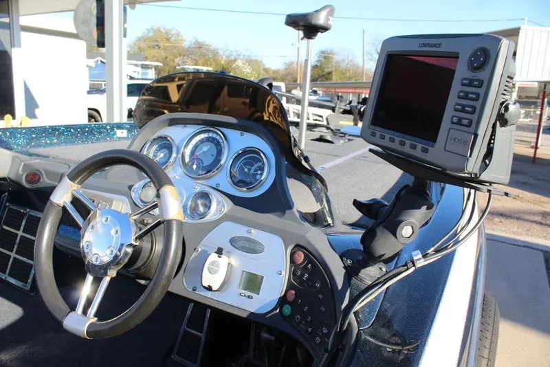Slide: The Image of 2007 Ranger Z20 Comanche boat dashboard with steering wheel and Lowrance fishfinder. - 12
