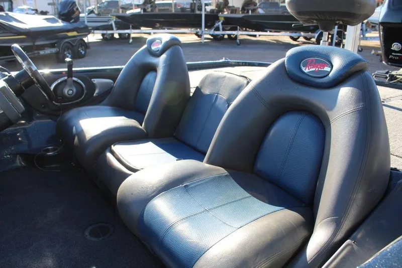 Slide: The Image of 2007 Ranger Z20 Comanche boat interior with dual blue and black seats. - 8
