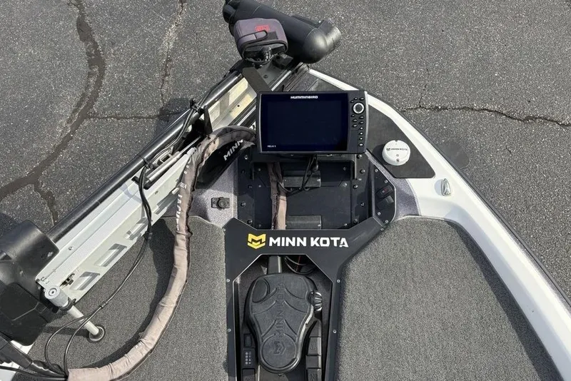 Slide: The Image of 2023 Skeeter ZXR21 boat with Minn Kota trolling motor and Humminbird fish finder. - 12