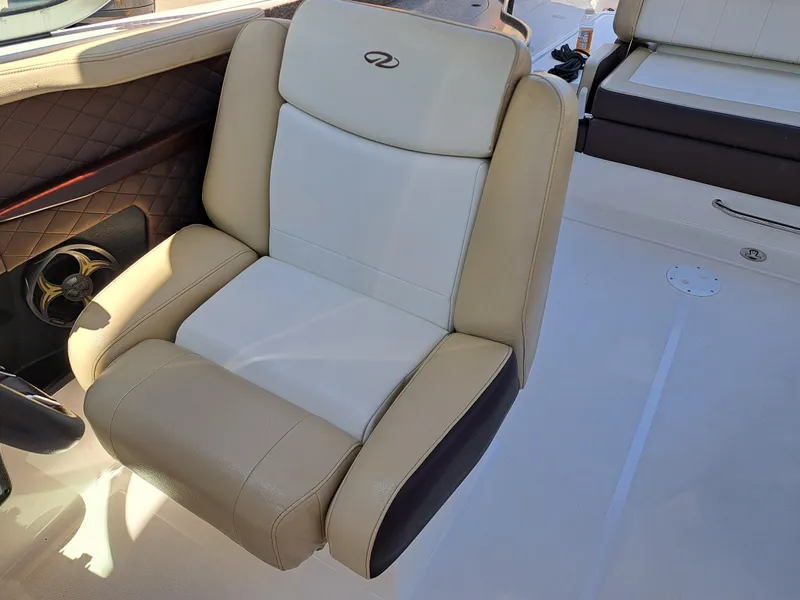Slide: The Image of 2014 Regal 2700 Bowrider beige and white boat seat. - 14