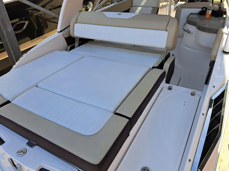 Slide: The Image of 2014 Regal 2700 Bowrider boat with spacious seating and sunbathing area. - 26