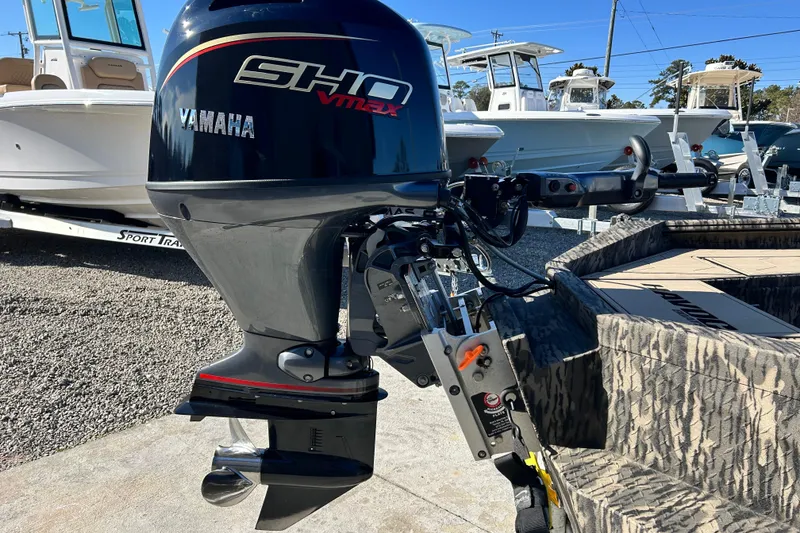 Slide: The Image of Outboard motor on 2025 Havoc 1860 Dbst boat, featuring Yamaha SHO VMAX engine. - 7