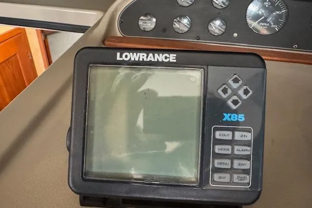 Slide: The Image of Lowrance X85 fishfinder on 1995 Bayliner 3988 Motoryacht dashboard. - 10