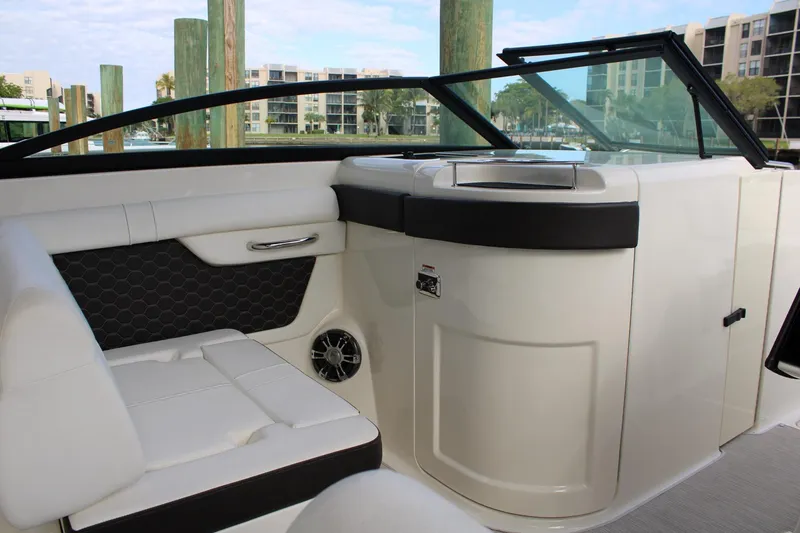 Slide: The Image of Sea Ray 29' - Helm - 12