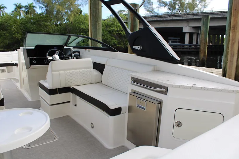 Slide: The Image of Sea Ray 29' - Aft - 15