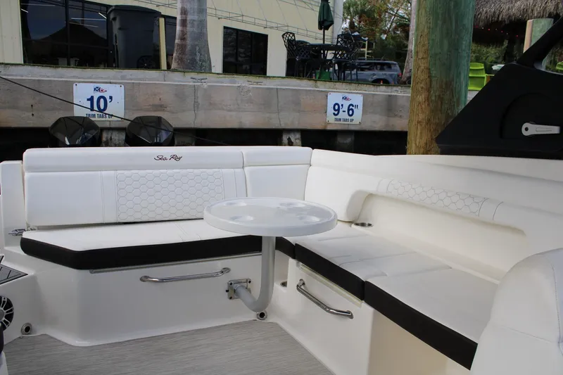 Slide: The Image of Sea Ray 29' - Aft Seating - 16
