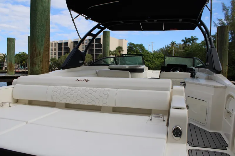 Slide: The Image of Sea Ray 29' - Aft Seating - 17